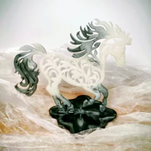 Cheval sur socle gris et blanc