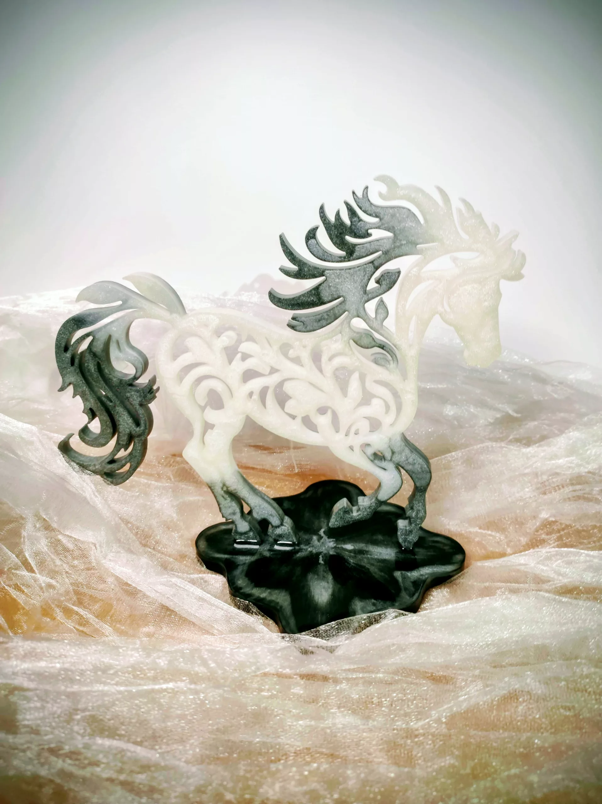 Cheval sur socle gris et blanc