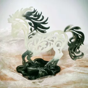 Cheval sur socle gris et blanc – Image 2