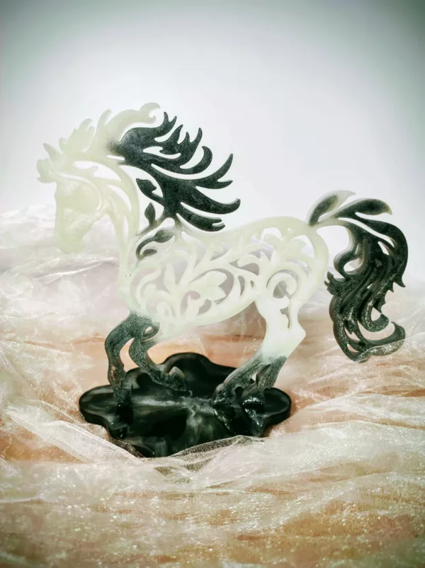 Cheval sur socle gris et blanc