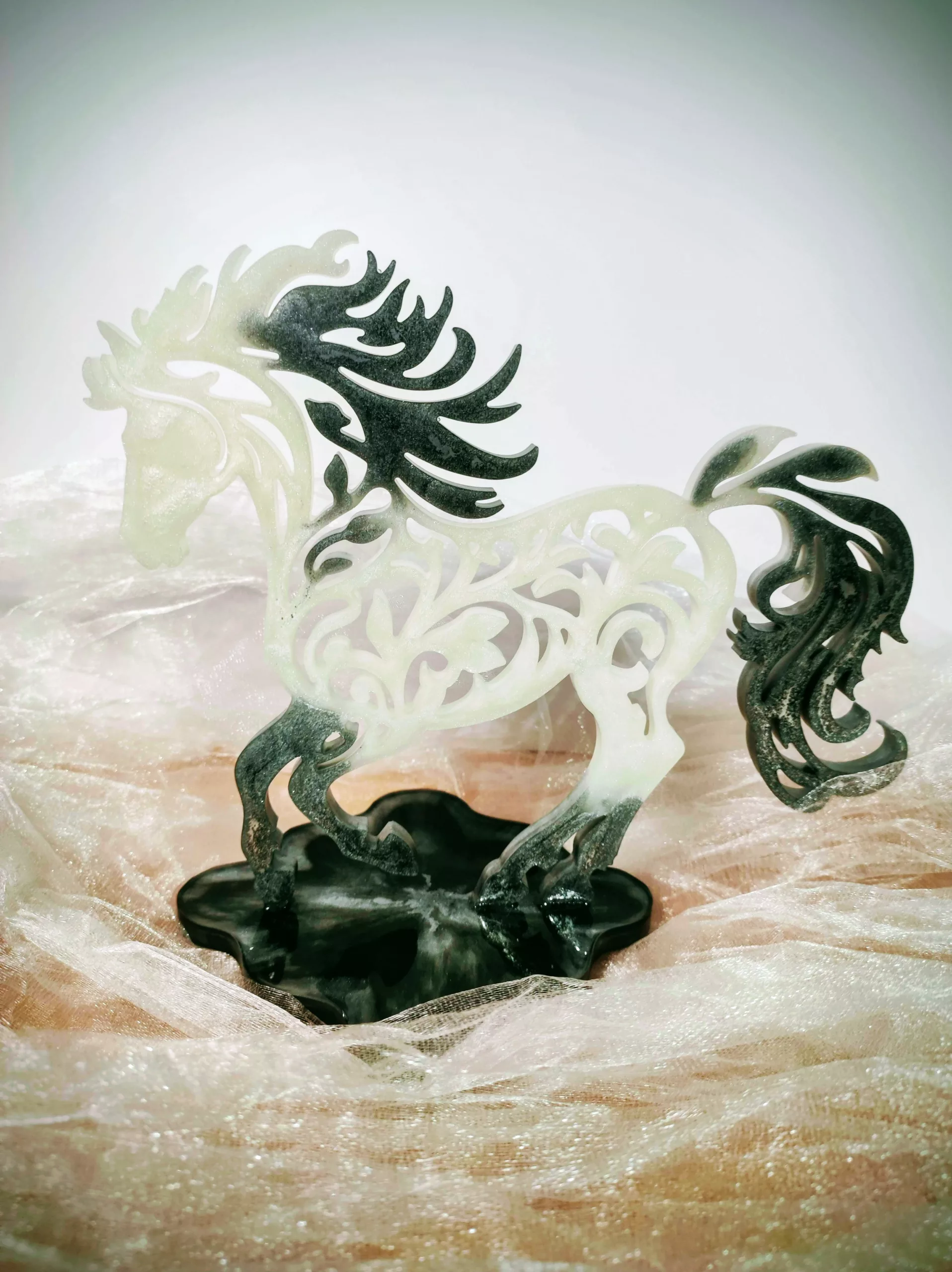 Cheval sur socle gris et blanc – Image 2