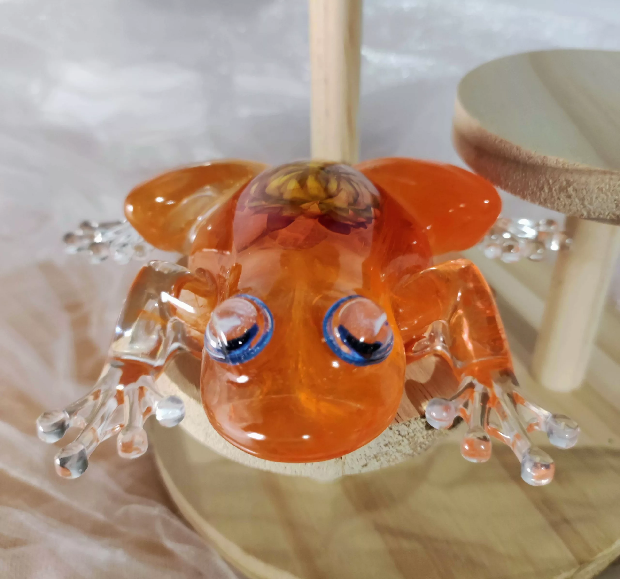 Grenouille avec fleurs séchées – Image 3